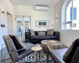 Purple House Accommodations - Cape Town - Living room