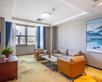 Golden Camel International Hotel (Lanzhou International Convention and Exhibition Center) - Lanzhou - Living room