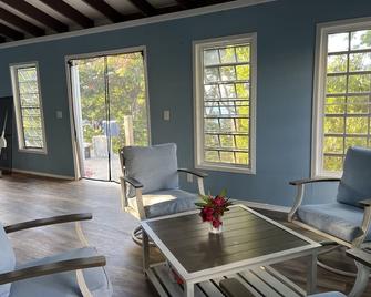 5 minute walk to the beach. 2 BR, 2Bath Cottage, Bohemian living on Water Island - Saint Thomas Island - Sala de estar