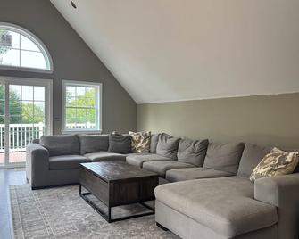 Peaceful Maine Home with Mountain Views - Kingfield - Living room