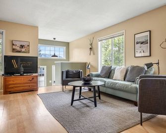 Forest Heights | Central | King Bed | Affordable - Invermere - Living room