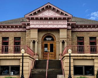 Monthly Rental! Easy In, Easy Out. Street Parking. Washer Dryer Onsite. - Lewistown