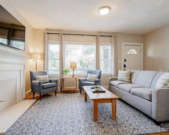 Mins To Usc Hospital Zoo Columbia Duet-Unit A - West Columbia - Living room