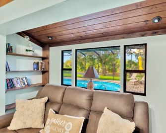 The Oak House. Heated Pool. Waterfront. Fire Pit. Swings - Brandon - Living room