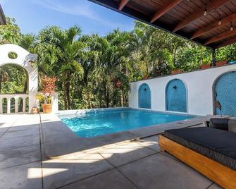 Casa Vitality Bed and Breakfast - Playa Guiones, Nosara - 4 Minute Walk to the Beach - Nosara - Pool
