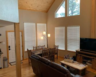 Cozy Cabin with Modern Amenities (Pet Friendly) - Pagosa Springs - Living room
