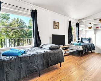 Cozy Lake front cabin in peaceful Chandler with dock, Wifi, fire pit - Chandler - Bedroom