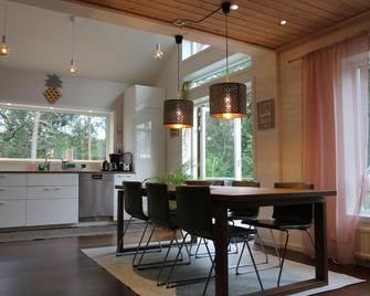 House with green surroundings and swimmingpool near Stockholm city - Huddinge - Dining room