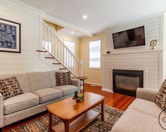 Updated cottage on Lake Michigan! - Montague - Sala de estar