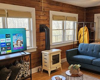 Romantic Couples Ski Retreat Cabin Hot Tub Fireplace 500mbps Wifi - Mars Hill - Sala de estar