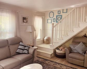 Cute 4 bed 2 bath cottage, short walk to shared road end dock. - Roscommon - Sala de estar