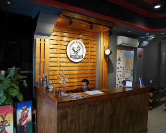 Sleepy Raccoon Hostel - Jakarta - Front desk