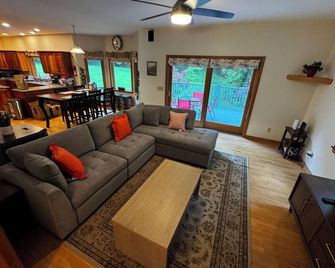 Charming Garden Cottage Near Bar Harbor village and Acadia National Park - Bar Harbor - Soggiorno