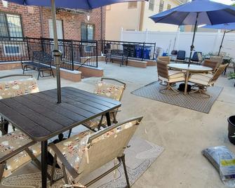 Quality Comfortable Cribs 18-B Space Basement Studio - New York - Balcony