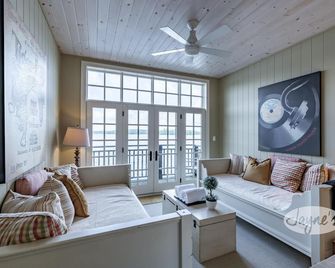 Hard packed Sandy Beach, spacious 7 brdm 6 bath! Boathouse w Sleeping & Sundeck! - Minett - Living room