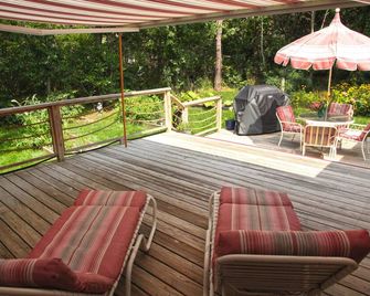 Chatham Beach Chic 5 Star 5 Min Walk to Beach-Newly Renovated Private Retreat AC - Chatham - Patio