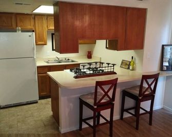Monthly Rental 1 Bdrm Henderson Townhome - Henderson - Kitchen