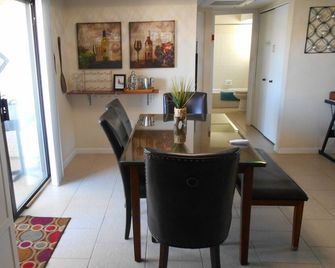 Remodeled 2/2, 1 King & 2 Queens 1st Flr Condo, No Stairs Walk to All Location - Fountain Hills - Dining room