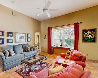 Comfortable getaway with hot tub, pool, private BBQ & full kitchen - Oro Valley - Obývací pokoj