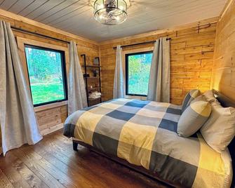 5R Cozy log chalet in fantastic location. Ski, snowshoe, fish, explore! AC, pet friendly! - Bethlehem - Schlafzimmer