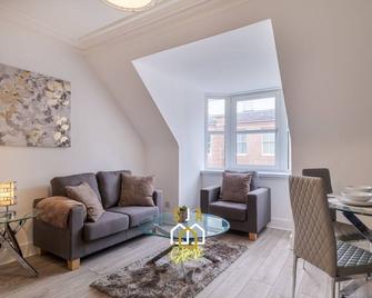 Peterhead Stay - Sja Stays - Modern 2 Bed Apartment - Peterhead - Living room