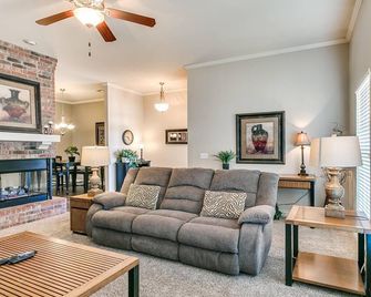 Inviting and Updated Home with a Storm Shelter! - Edmond - Living room