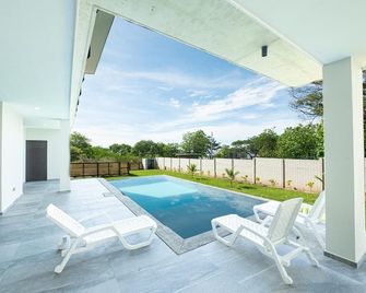 AG36 4-bdrm house w/ pool, central AC, & WiFi in the heart El Sunzal, Surfcity. - El Sunzal - Piscina