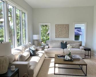 Cozy winter beach retreat with fireplace - Monmouth Beach - Living room