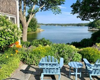 19th C. Waterfront Home in Blue Hill-Exquisite Gardens & Harbor views. Sleeps 10 - Blue Hill - Patio