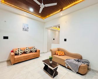 Home Escape Azure 3bhk Bunglow Near Apollo Db City - Indore - Living room