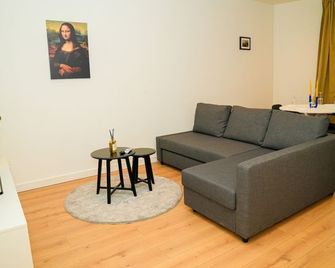 Lovely 1BR & 1LR Apt for 4P, Only 15 Min Walk to City Center - Gent - Wohnzimmer