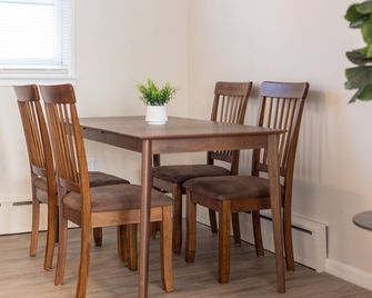 Hustle and Bustle in Belleville - 1 Bedroom - Belleville - Dining room
