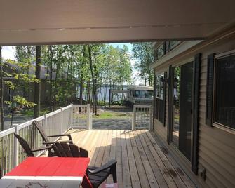 Rent Our Luxurious Park Model Cottage - Spanish - Patio