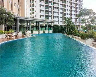 Homey And Tidy Studio At The Oasis Apart - Cikarang - Pool