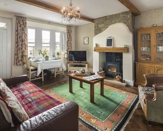Stunning 17c cottage, a true home away from home, in a delightful heritage area - Halifax - Living room