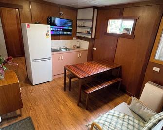 Clean and convenient cabin Centrally located in Atherton township. - Atherton - Kitchen