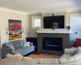 Ideal home for visiting White Rock & Greater Vancouver region - White Rock - Living room