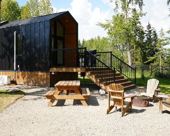 River South HardTop: modern decked-out cabin with a river view - Rocky Mountain House - Патіо