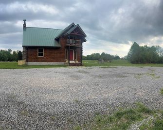Eden’s Rest – Cozy 2BR Cabin in the Woods - Poplar Bluff