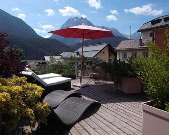 Hotel Traube - Scuol - Hàng hiên
