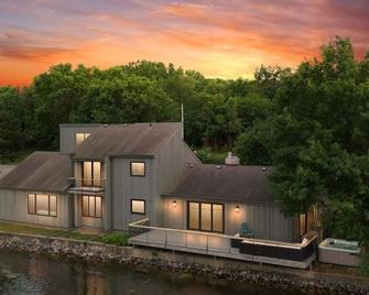 Lakeside Paradise: Your Serene Escape Awaits! - Roseville - Building