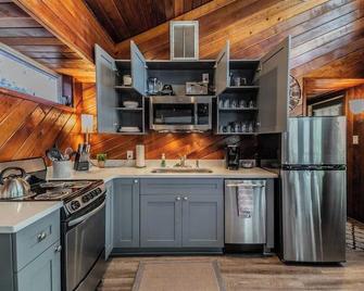 Downtown Dunedin B&B - Rustic Cabin Studio with Heated Pool - Dunedin - Kitchen