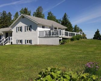 Malagash Oceanside Vacation Home - Tatamagouche - Building