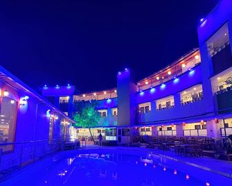 Hotel Sea Rock Villa - Daman - Bazén