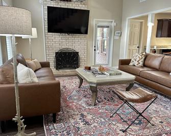 The 19th Hole - Victoria - Living room