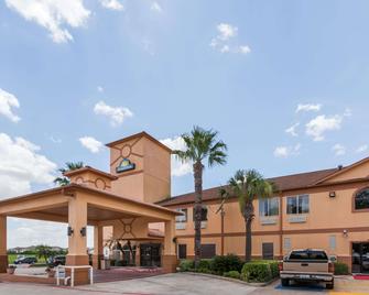 Days Inn & Suites by Wyndham Pasadena - Pasadena - Edificio
