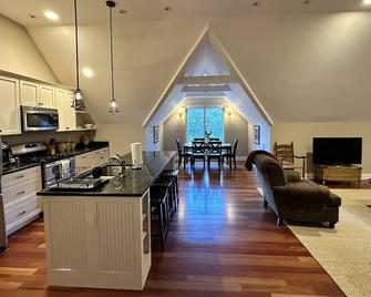 In town 2 bedroom, one bath carriage barn. Sleeps 5. - Williamstown - Kitchen