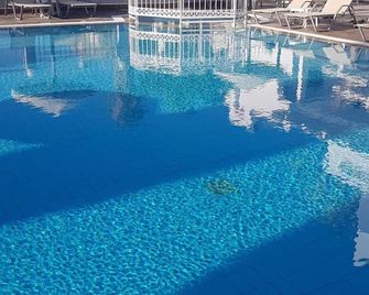 Zouboulia Apartments - Kardamena - Havuz