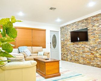 Tiki Hut Pool 4 Br Coastal Cottage Dream Vacation - West Palm Beach - Sala de estar