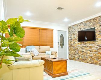 Tiki Hut Pool 4 Br Coastal Cottage Dream Vacation - ווסט פאלם ביץ' - סלון